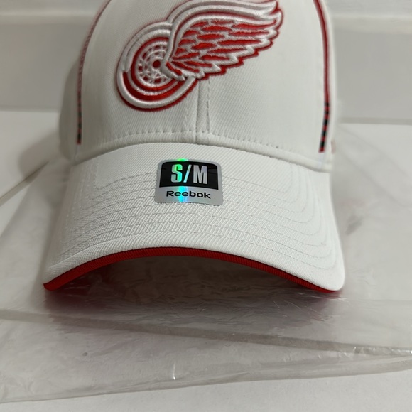 NEW Detroit Redwings Reebok Hat in size S/M UNWORN - Picture 11 of 11